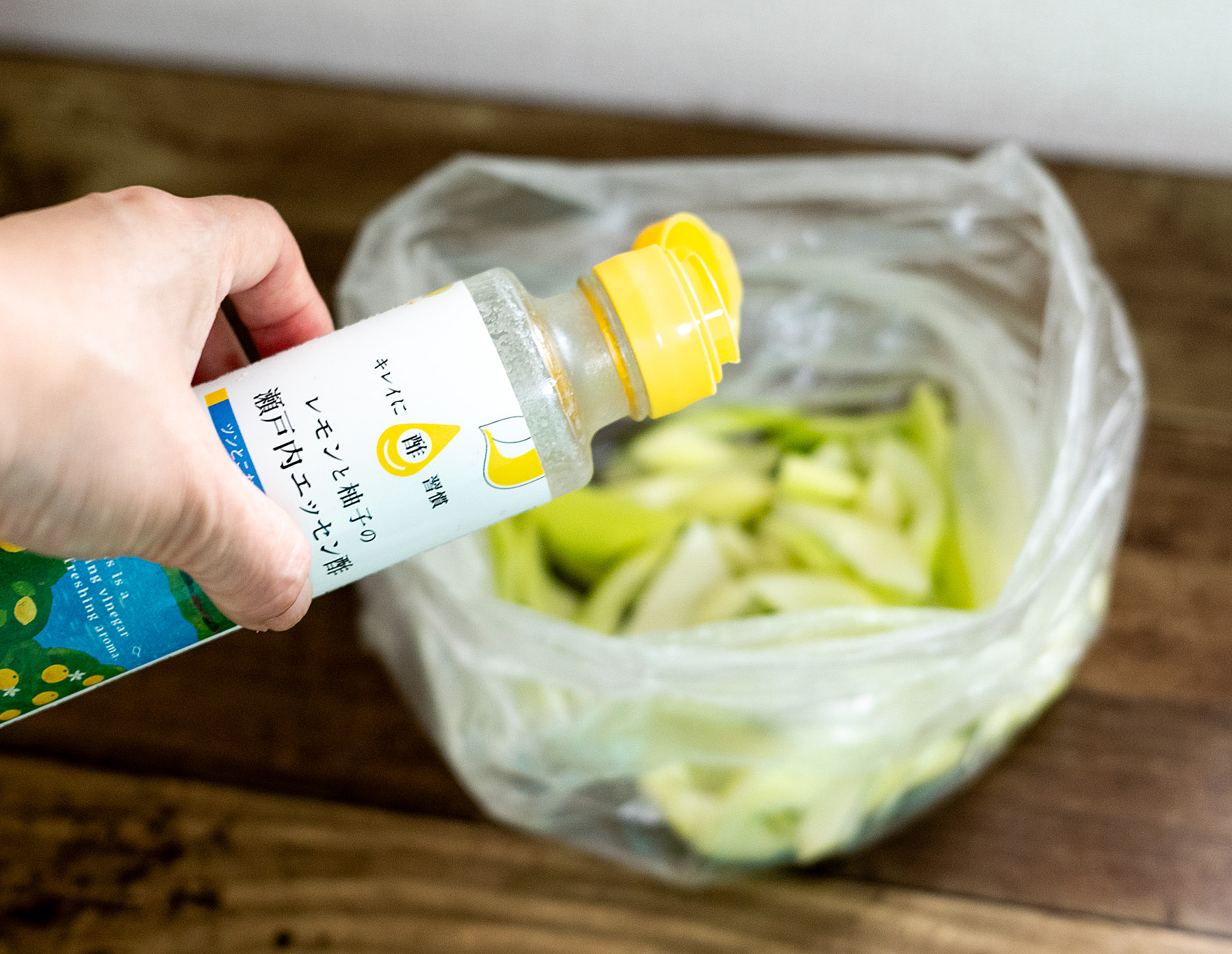 セロリにエッセン酢を加えている様子