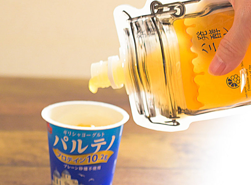 ヨーグルトにかけた発酵レモンのハニーソース