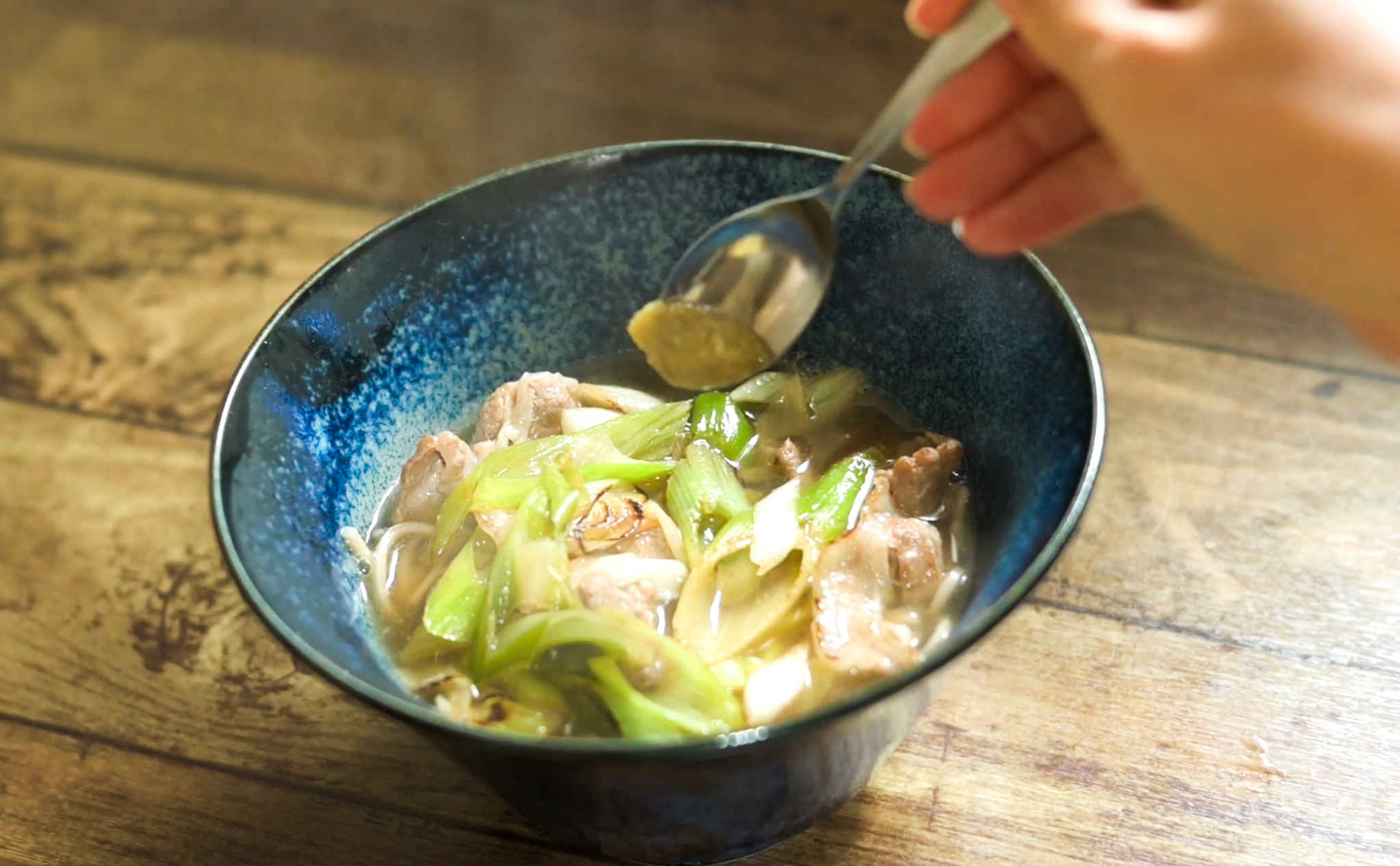 肉そばに発酵れもん胡椒をのせる