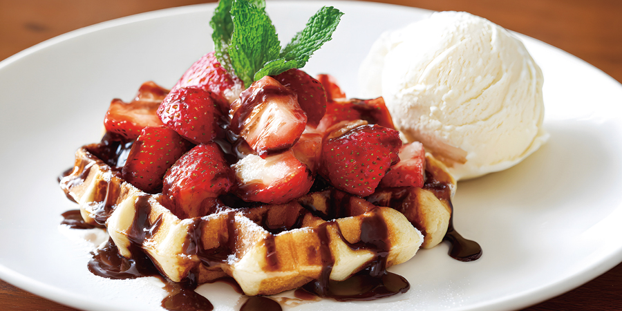 発酵レモンのショコラソースをかけたワッフルとアイス